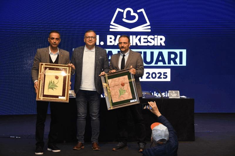 kitap-fuarina-ziyaretci-akini