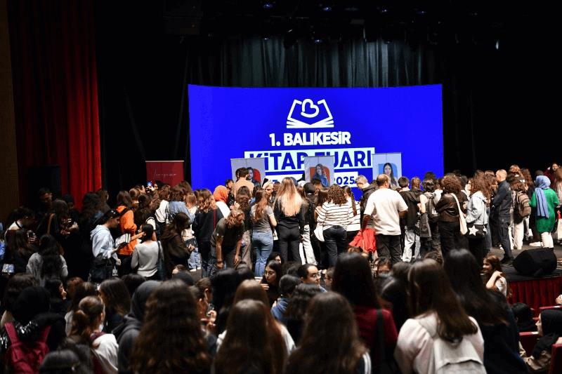 kitap-fuarina-ziyaretci-akini