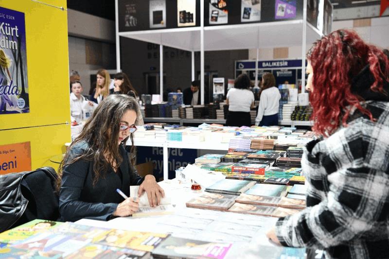 kitap-fuarina-ziyaretci-akini