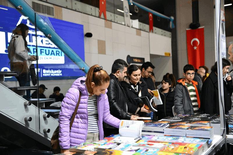 kitap-fuarina-ziyaretci-akini