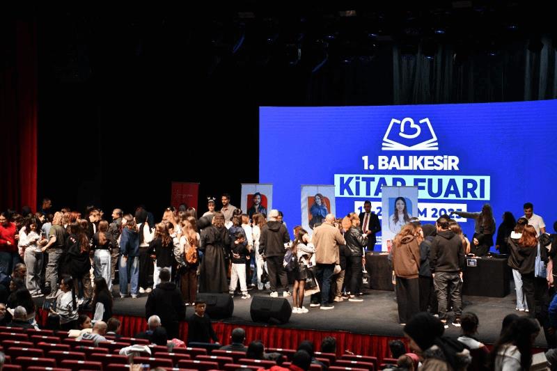 kitap-fuarina-ziyaretci-akini