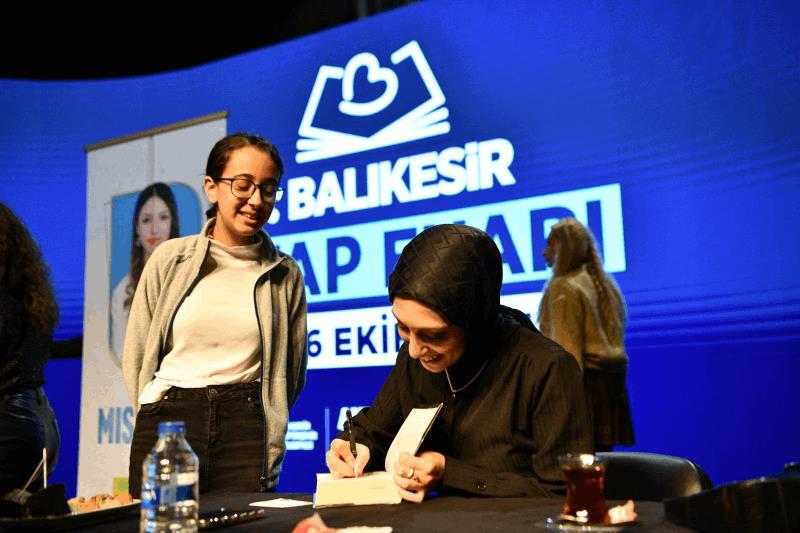 kitap-fuarina-ziyaretci-akini