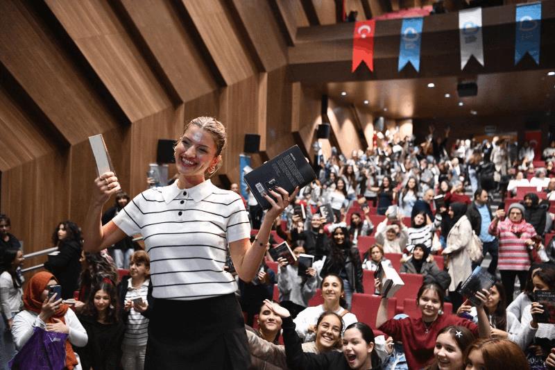 kitap-fuarina-ziyaretci-akini