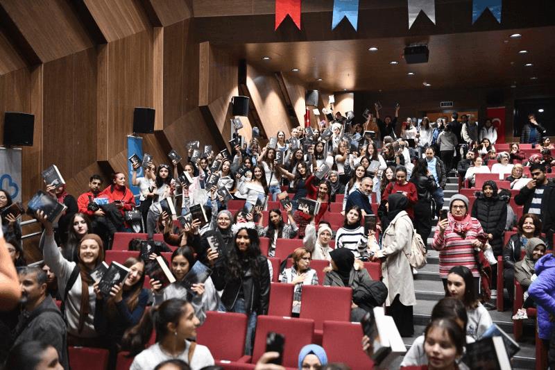 kitap-fuarina-ziyaretci-akini