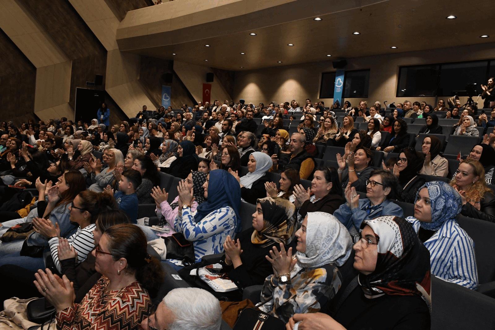 kitap-fuari-balikesire-imzasini-atti