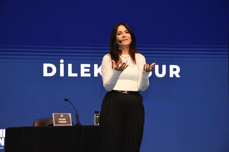 kitap-fuari-balikesire-imzasini-atti