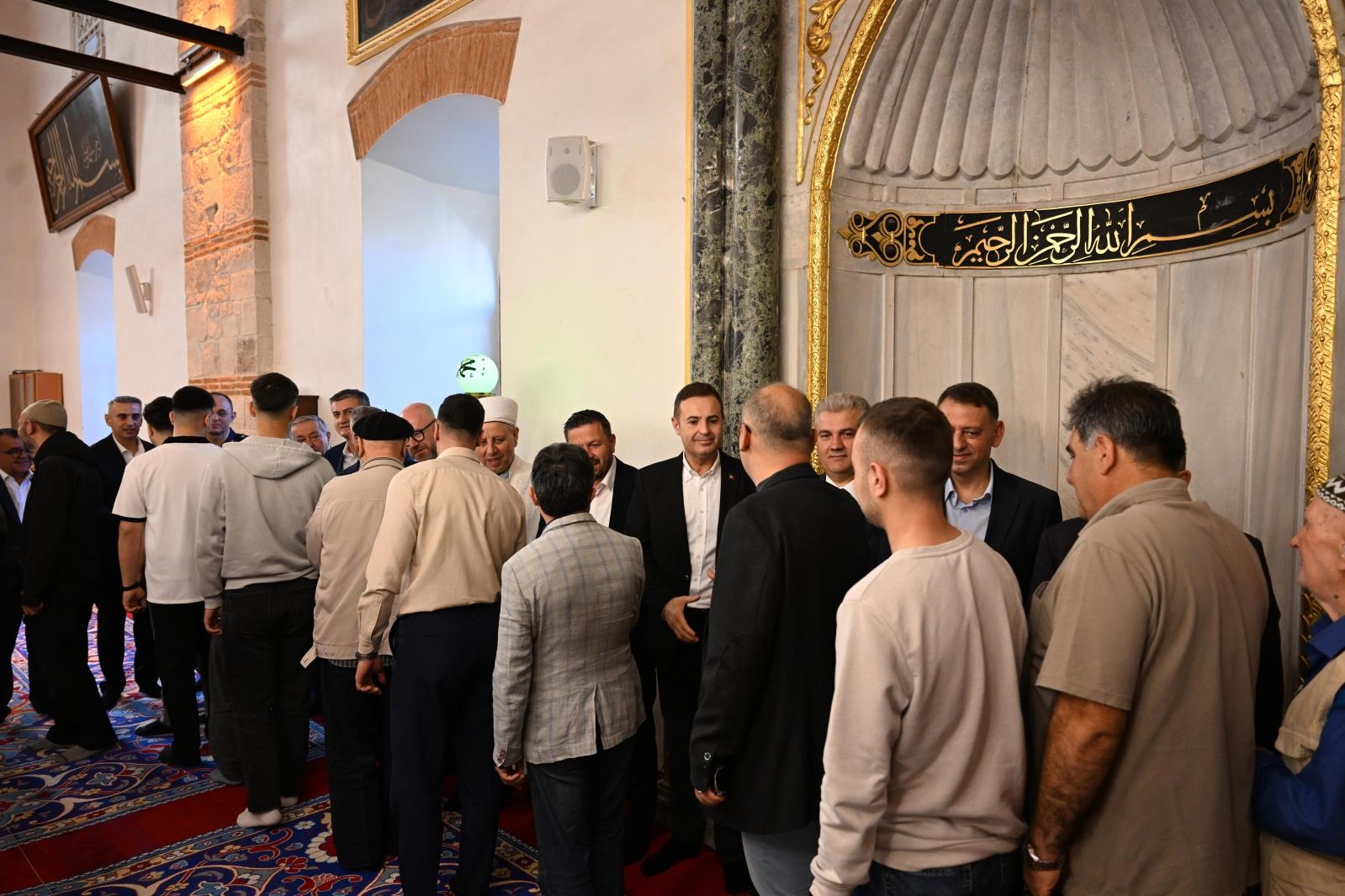 ahmet-akin-bayram-namazini-zagnos-pasa-camiinde-kildi