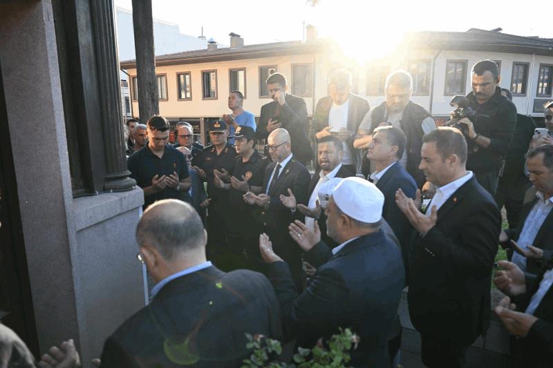 ahmet-akin-bayram-namazini-zagnos-pasa-camiinde-kildi