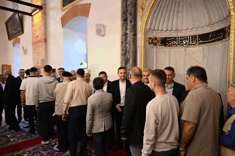 ahmet-akin-bayram-namazini-zagnos-pasa-camiinde-kildi