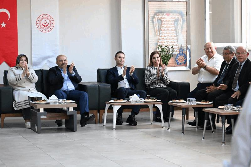 ahmet-akin-bayram-namazini-zagnos-pasa-camiinde-kildi