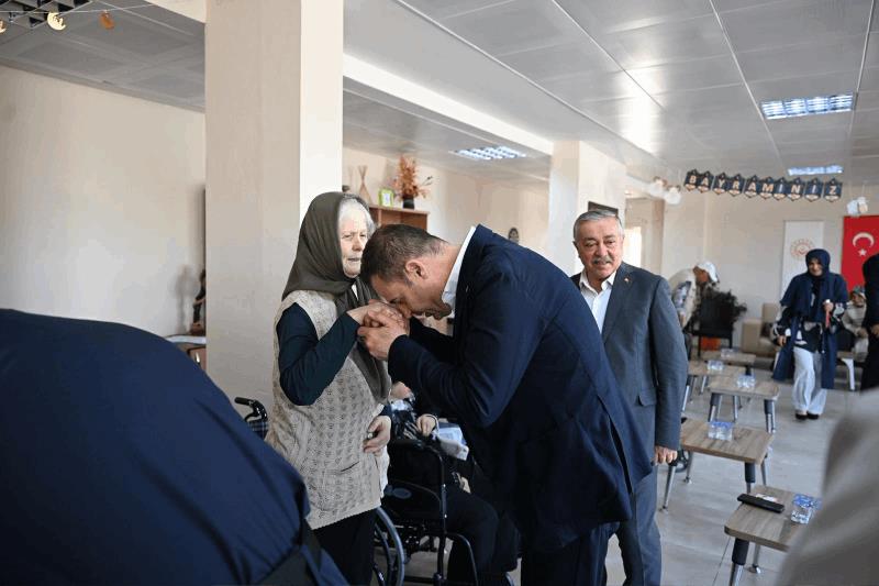 ahmet-akin-bayram-namazini-zagnos-pasa-camiinde-kildi