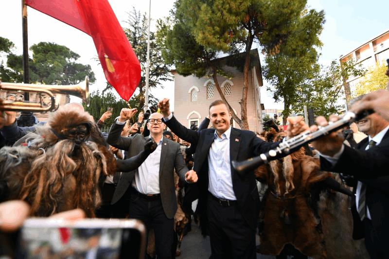 buyuksehirden-dunya-balikesirliler-gununde-muhtesem-kortej