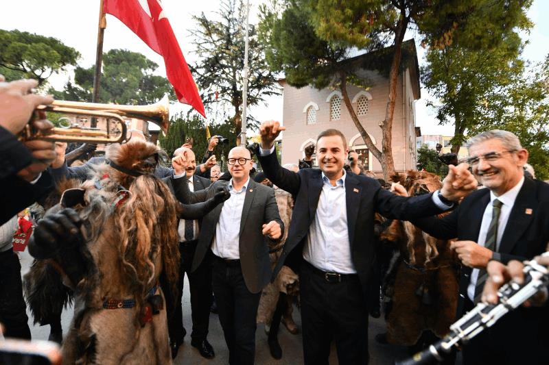 buyuksehirden-dunya-balikesirliler-gununde-muhtesem-kortej