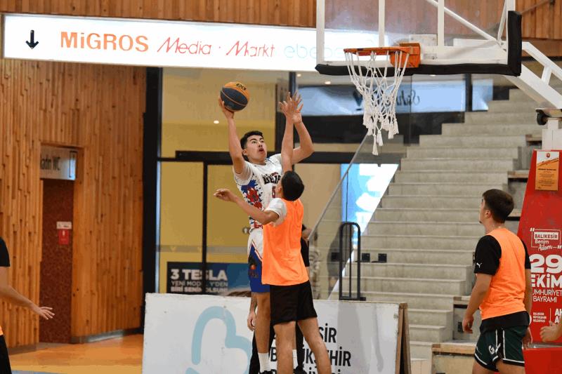 cumhuriyet-bayrami-etkinlikleri-yogun-ilgi-ile-gerceklestirildi