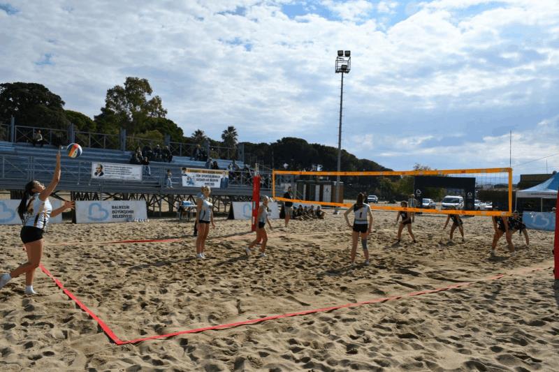 buyuksehir-belediyesi-dunya-kiz-cocuklari-gununde-kiz-cocuklarina-voleybol-heyecani-yasatti