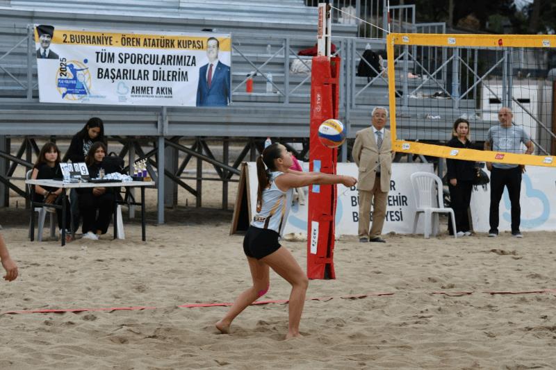 buyuksehir-belediyesi-dunya-kiz-cocuklari-gununde-kiz-cocuklarina-voleybol-heyecani-yasatti