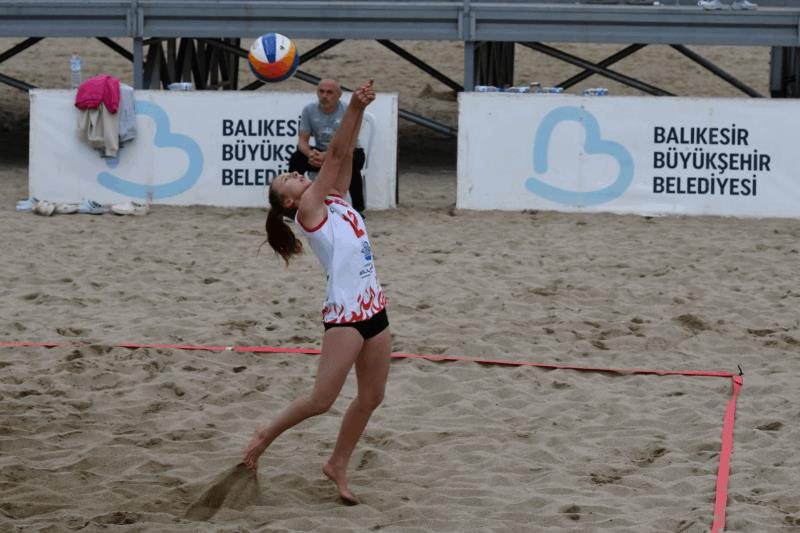 buyuksehir-belediyesi-dunya-kiz-cocuklari-gununde-kiz-cocuklarina-voleybol-heyecani-yasatti