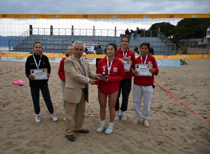 buyuksehir-belediyesi-dunya-kiz-cocuklari-gununde-kiz-cocuklarina-voleybol-heyecani-yasatti