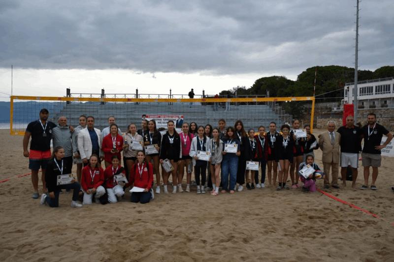 buyuksehir-belediyesi-dunya-kiz-cocuklari-gununde-kiz-cocuklarina-voleybol-heyecani-yasatti