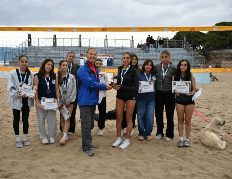 buyuksehir-belediyesi-dunya-kiz-cocuklari-gununde-kiz-cocuklarina-voleybol-heyecani-yasatti