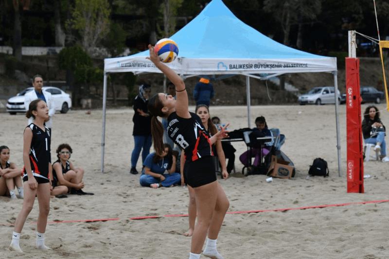 buyuksehir-belediyesi-dunya-kiz-cocuklari-gununde-kiz-cocuklarina-voleybol-heyecani-yasatti
