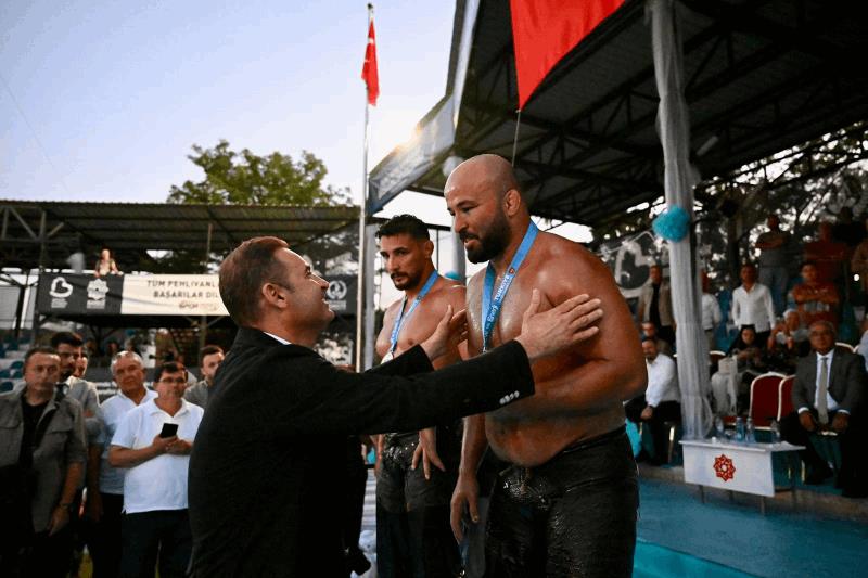 65-geleneksel-kurtdereli-mehmet-pehlivan-yagli-gureslerinin-baspehlivani-orhan-okulu