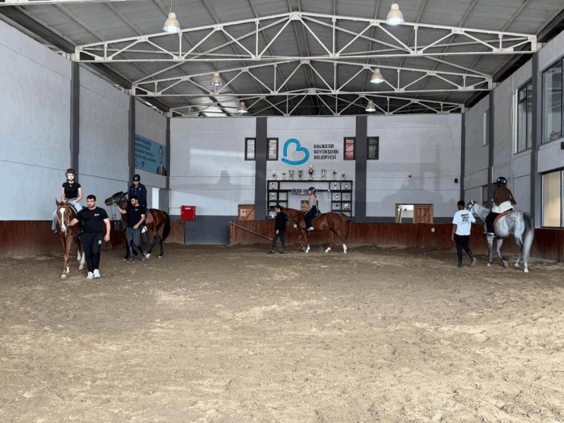 buyuksehirin-binicilik-merkezinde-19-mayis-coskusu