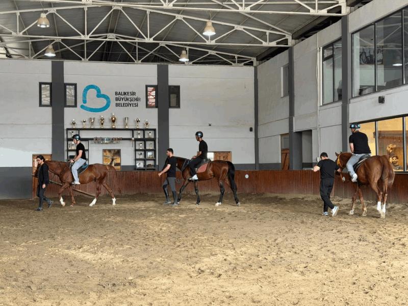 buyuksehirin-binicilik-merkezinde-19-mayis-coskusu