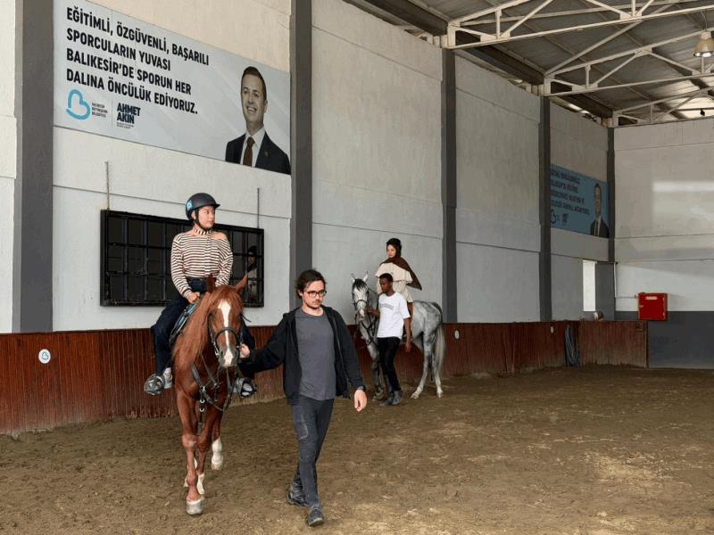 buyuksehirin-binicilik-merkezinde-19-mayis-coskusu