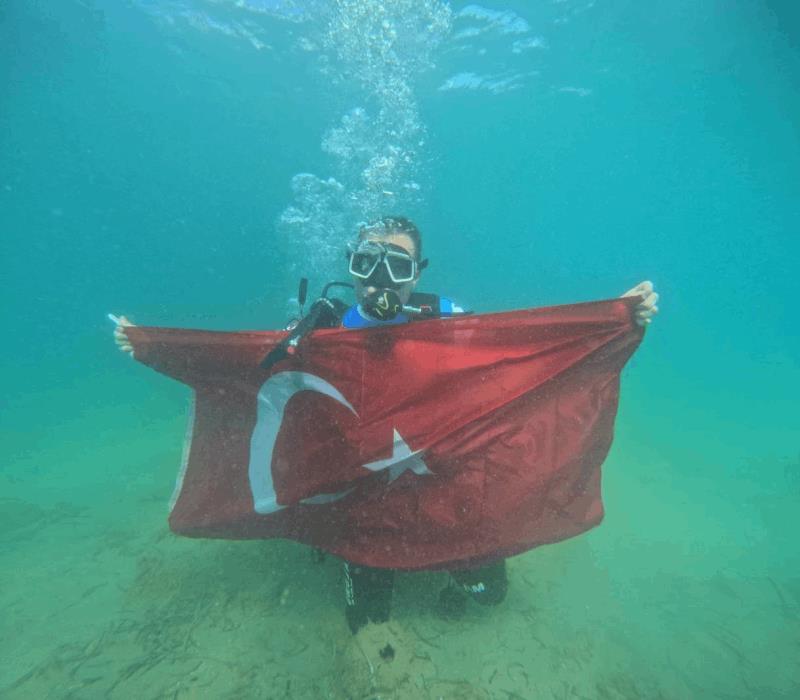 akin-genclerle-birlikte-19-mayis-ruhunu-deniz-altina-tasidi