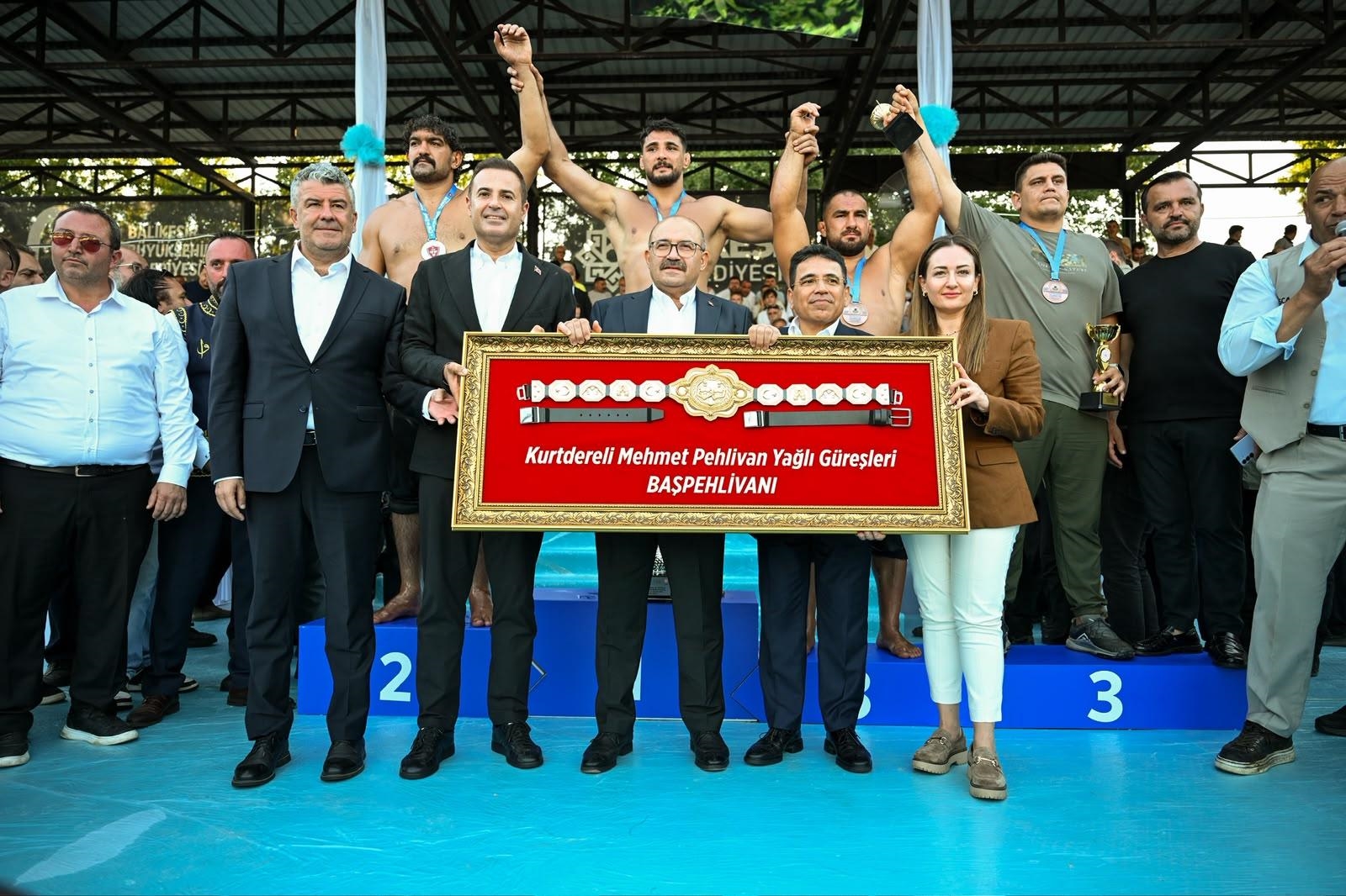 66-geleneksel-kurtdereli-mehmet-pehlivan-yagli-gureslerinde-altin-kemer-mustafa-tasin-oldu