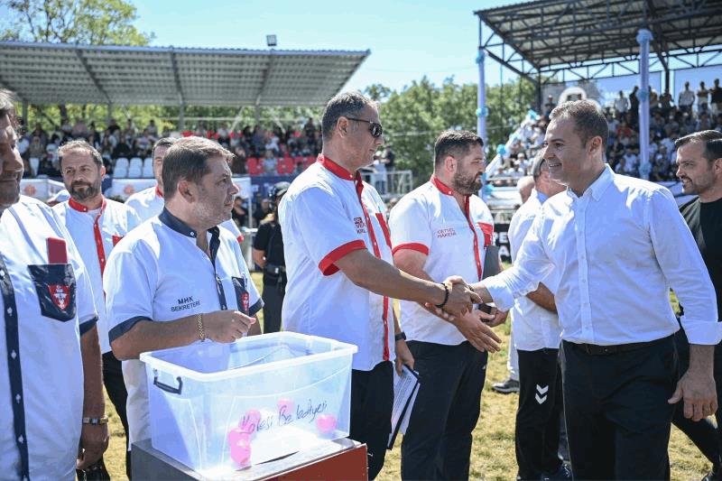 66-geleneksel-kurtdereli-mehmet-pehlivan-yagli-gureslerinde-altin-kemer-mustafa-tasin-oldu