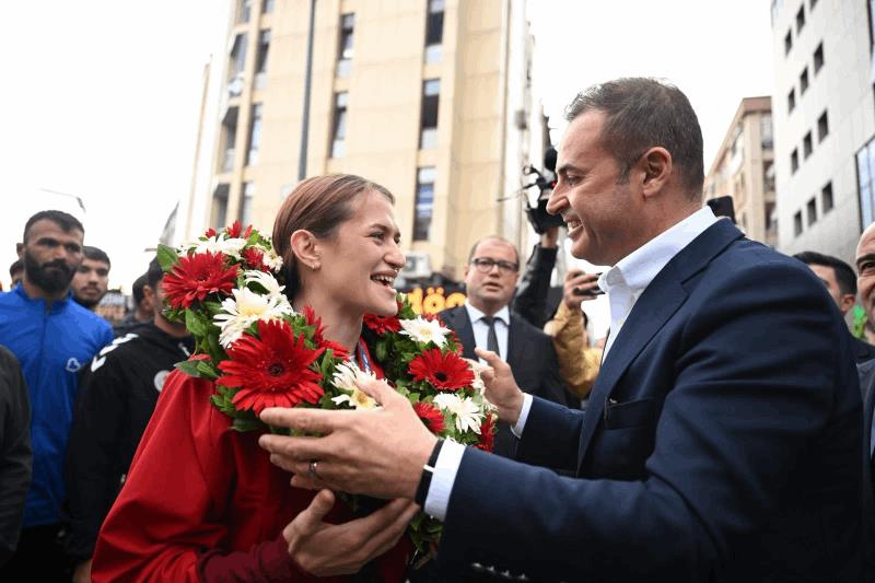 sampiyonlara-davullu-zurnali-karsilama
