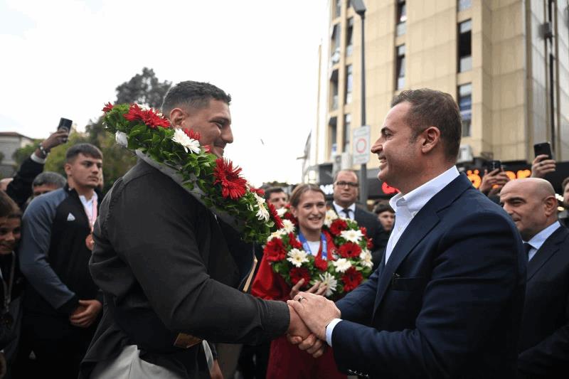 sampiyonlara-davullu-zurnali-karsilama