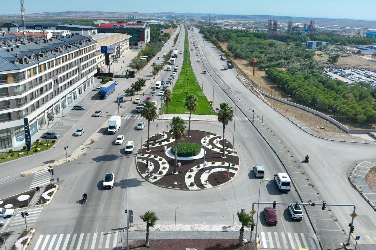 buyuksehir-belediyesi-bandirmanin-kent-girisini-bastan-asagi-yeniledi