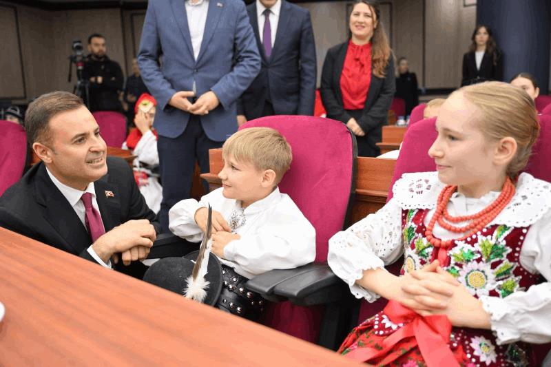akin-dunya-cocuklarini-agirladi