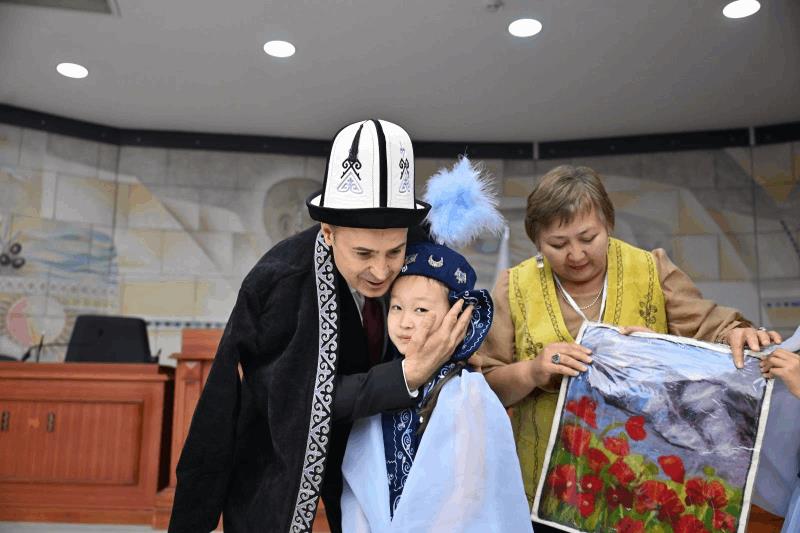 akin-dunya-cocuklarini-agirladi