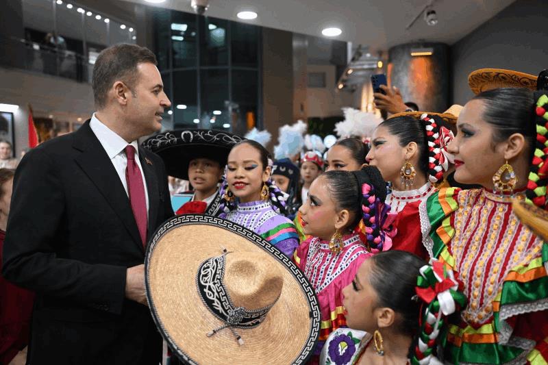 akin-dunya-cocuklarini-agirladi
