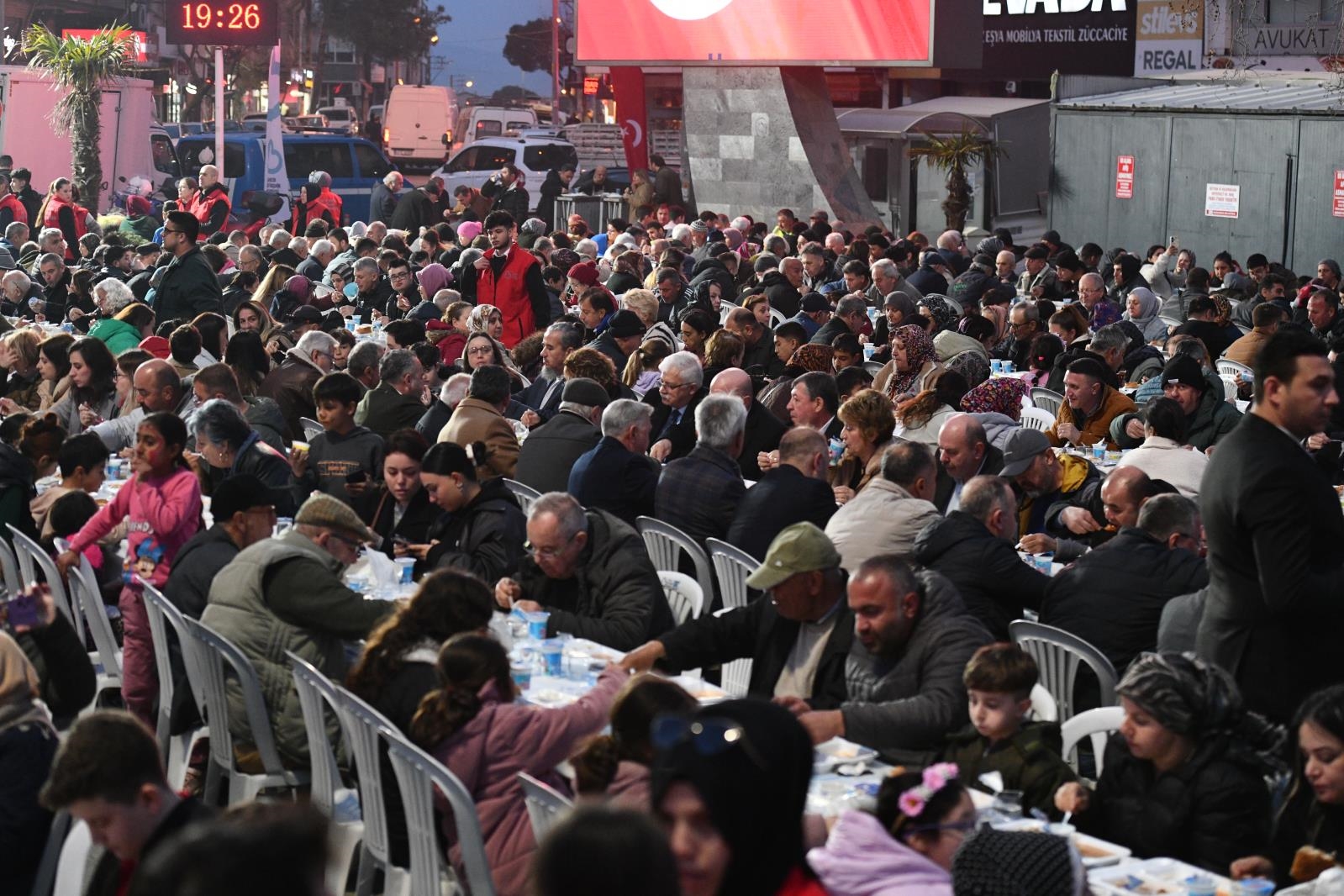 buyuksehir-ramazan-bereketini-burhaniyeye-tasidi