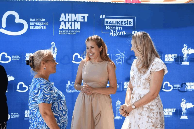 arbil-akin-ayvalikta-kadin-muhtarlar-ve-muhtar-esleriyle-bulustu