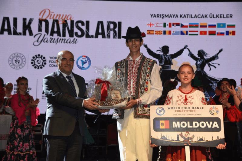 dunya-danslari-balikesir-sahnesinde