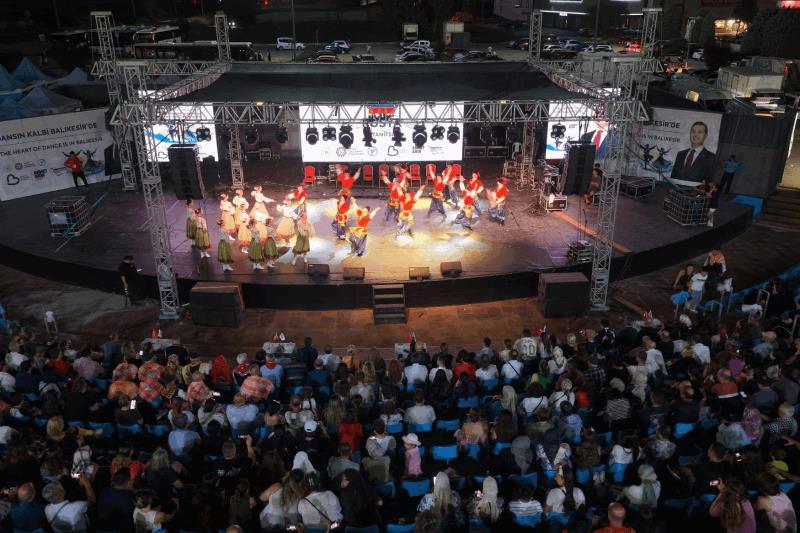 dunya-danslari-balikesir-sahnesinde