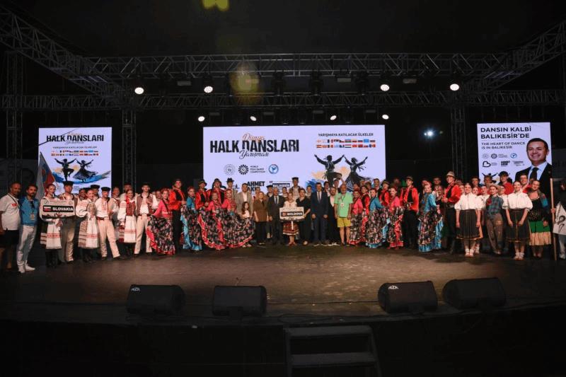 dunya-danslari-balikesir-sahnesinde
