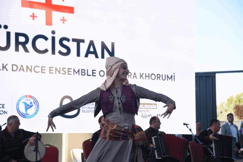 dunya-danslari-balikesir-sahnesinde