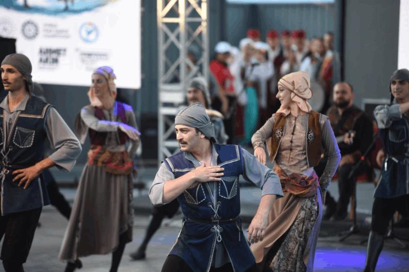 dunya-danslari-balikesir-sahnesinde