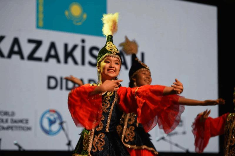 dunya-danslari-balikesir-sahnesinde