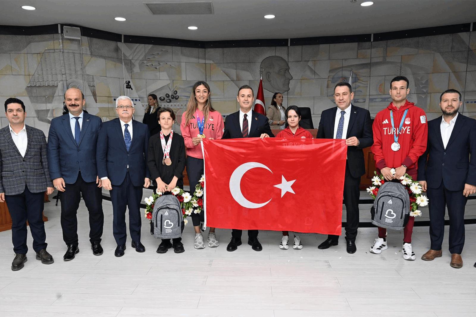 baskan-akin-milli-sporculari-agirladi