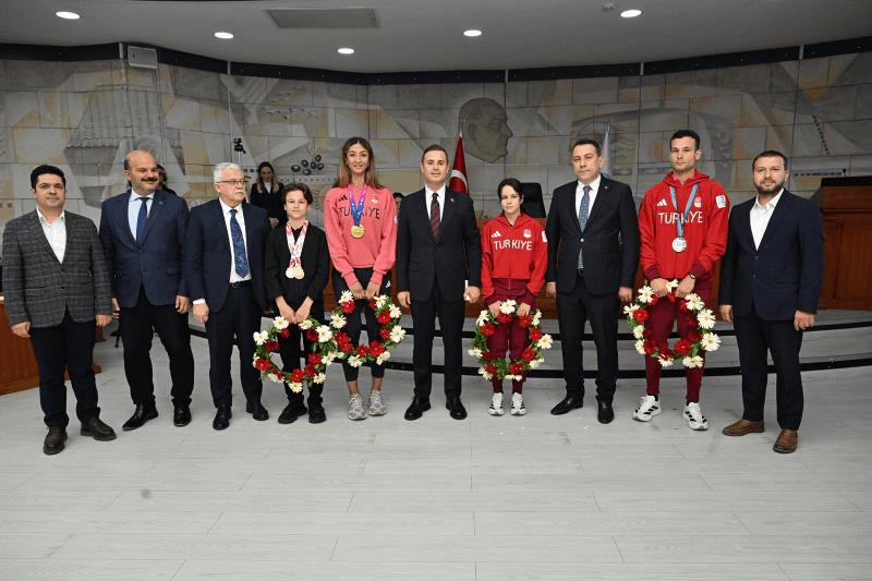 baskan-akin-milli-sporculari-agirladi