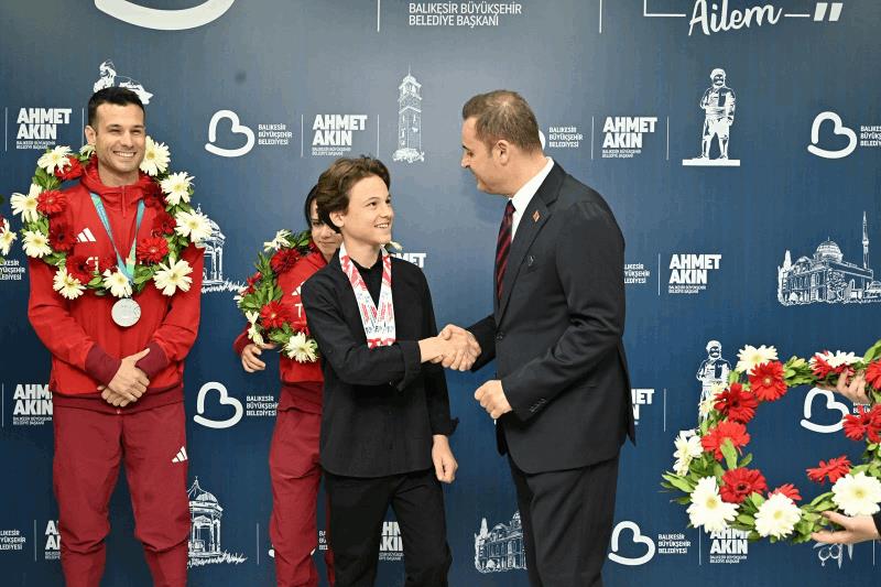 baskan-akin-milli-sporculari-agirladi