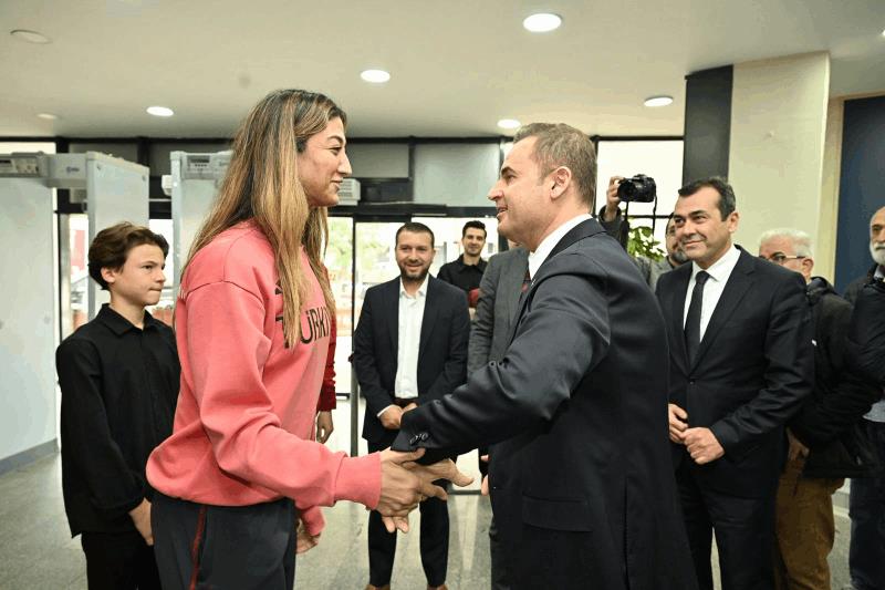 baskan-akin-milli-sporculari-agirladi